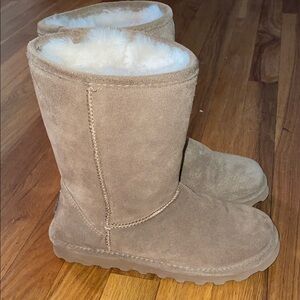 NWOT BearPaw Elle Low Sheepskin/Wool Lined Suede boots.  Size 7